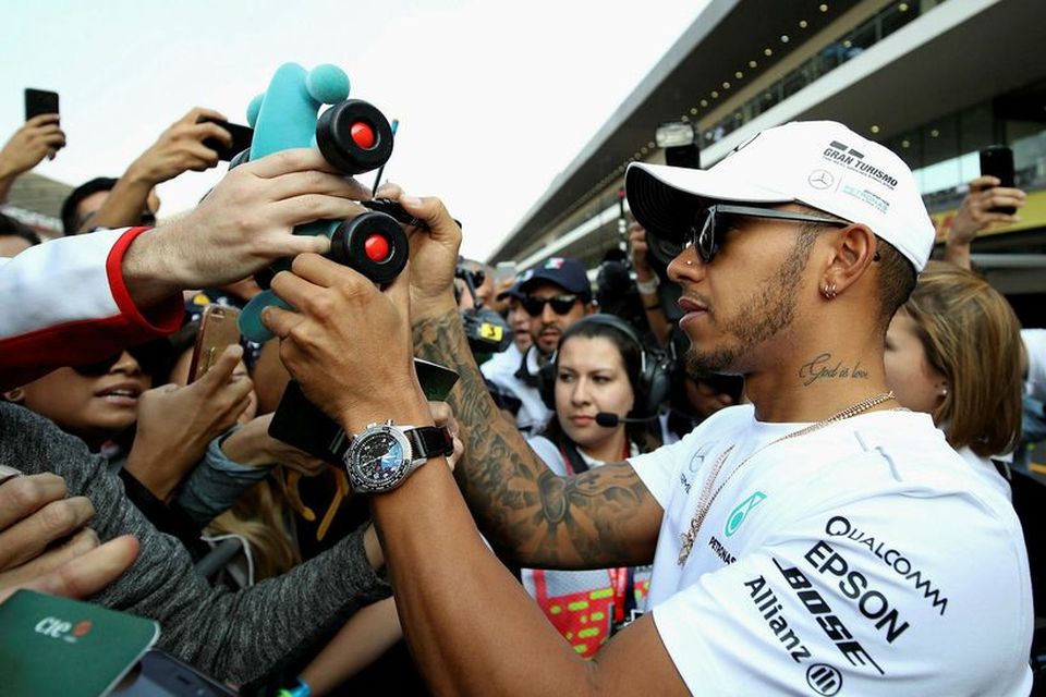 Lewis Hamilton sinnir aðdáendum í Mexíkó.