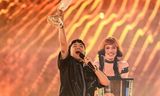 Hinn austuríski JJ sigurvegari Eurovision árið 2025. Fyrir aftan hann sést sigurvegari keppninnar árið 2024, …