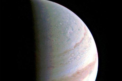 Fyrsta nærmyndin sem birt hefur verið frá fyrsta flugi Juno fram hjá Júpíter. Hún sýnir …