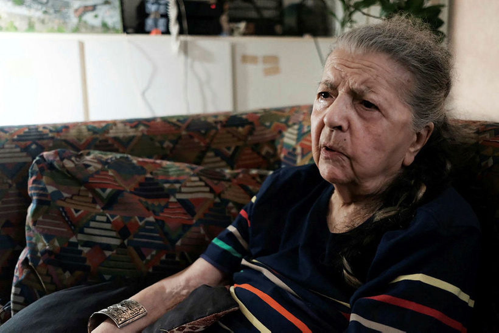 Madeleine Riffaud, 94 ára, ræðir við blaðamann AFP í íbúðinni …