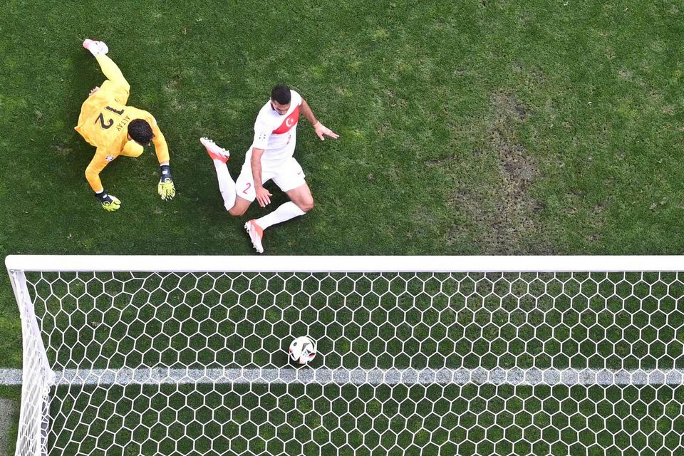 Markmaðurinn Altay Bayindir og Zeki Celikað reyna að koma í veg fyrir sjálfsmarkið.