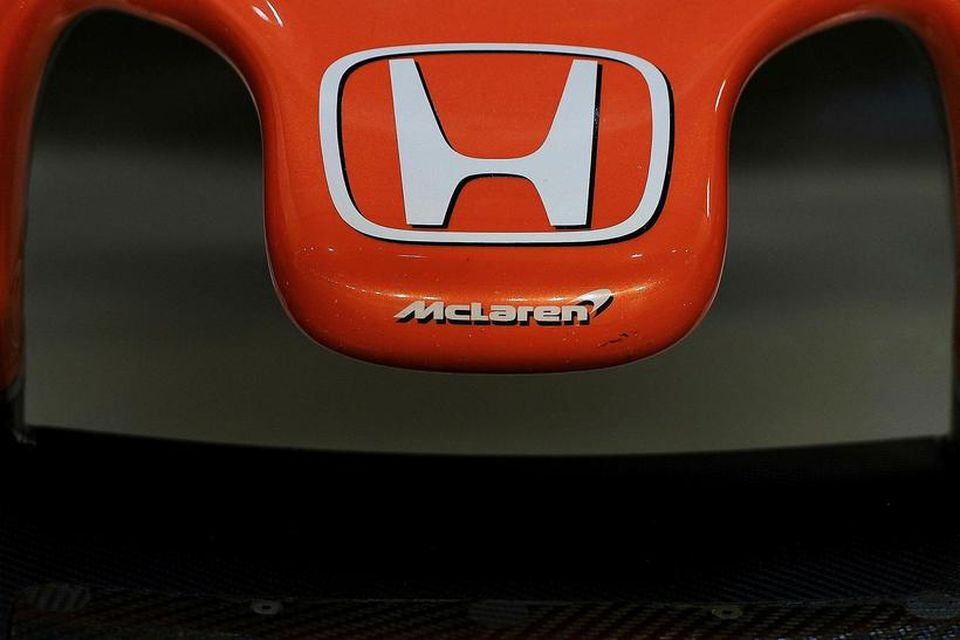 Táknmerki Honda á trjónu keppnisbíls Fernando Alonso hjá McLaren.