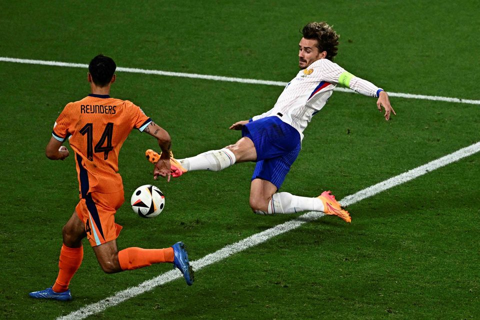 Antoine Griezmann skýtur að marki Hollendinga.