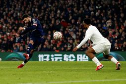 Bruno Fernandes kemur Manchester United yfir með glæsilegu skoti í gær.