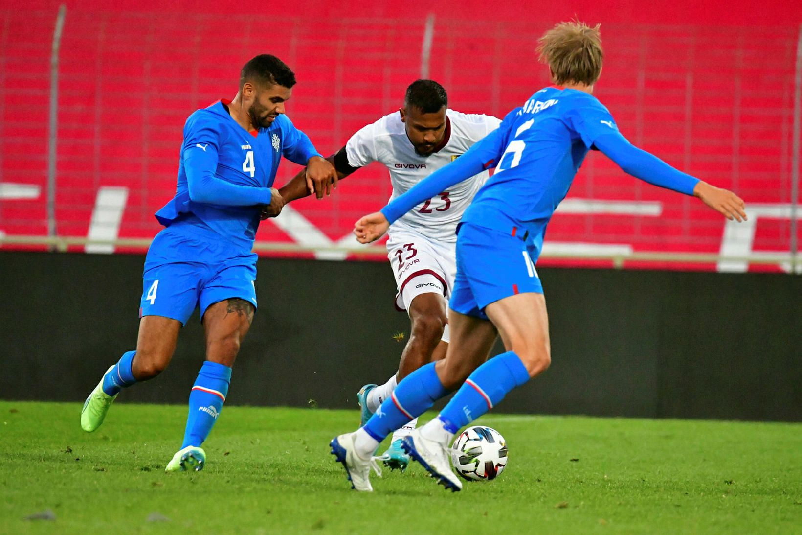 Guðlaugur Victor í baráttunni við Salomón Rondón, leikmann enska úrvalsdeildarfélagsins …