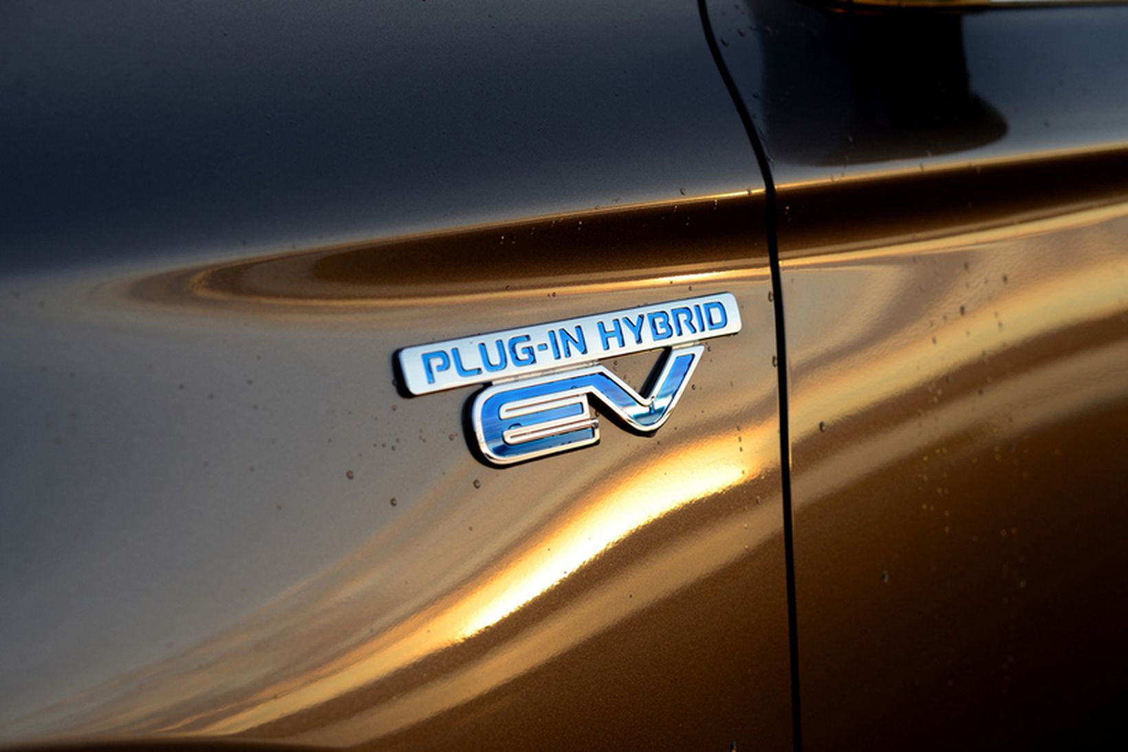 PHEV stendur fyrir Plugin Hybrid Electric Vehicle, eða tengiltvinnbíl.