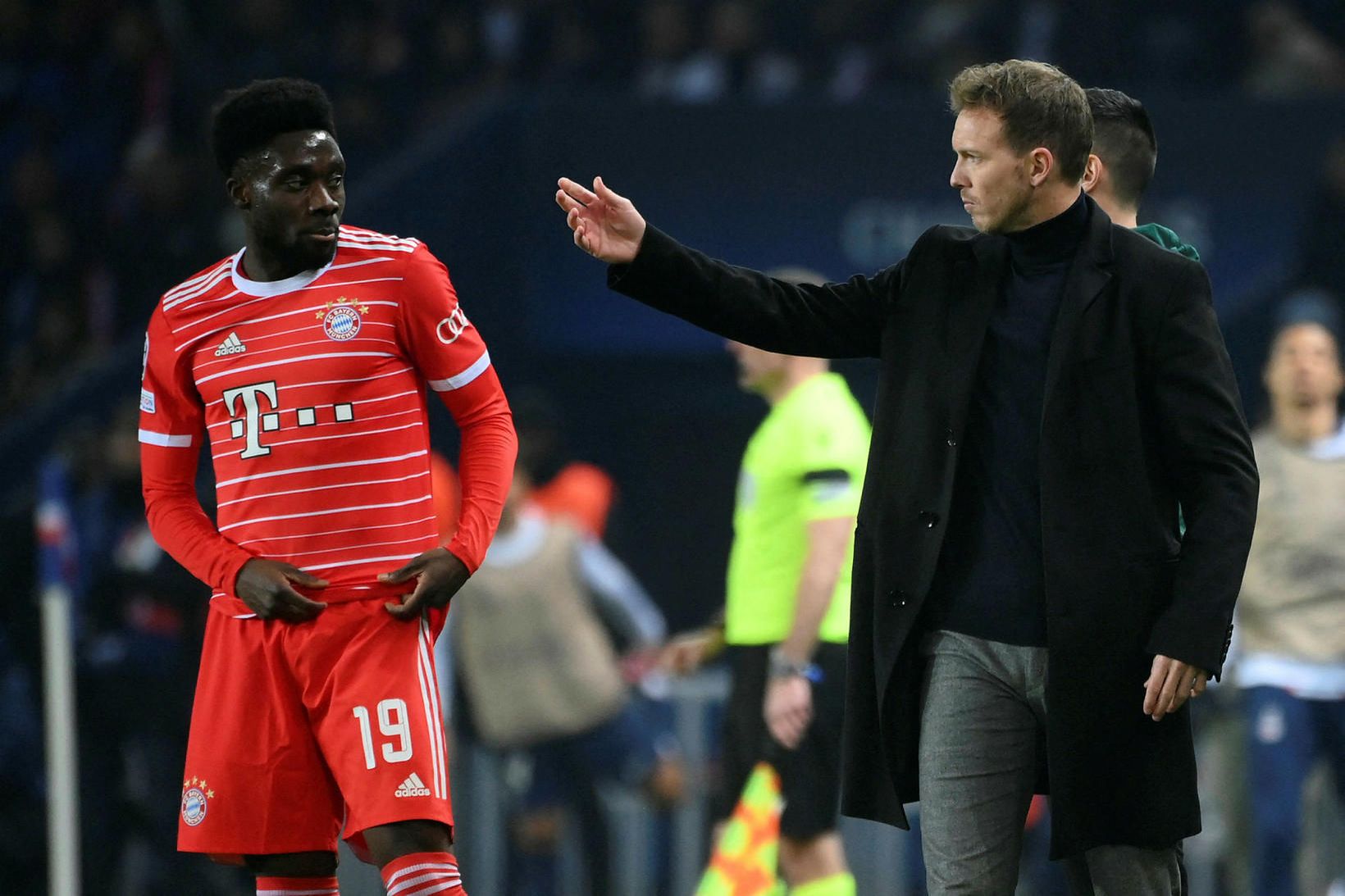 Julian Nagelsmann (til hægri) leiðbeinir Alphonso Davies í leiknum í …