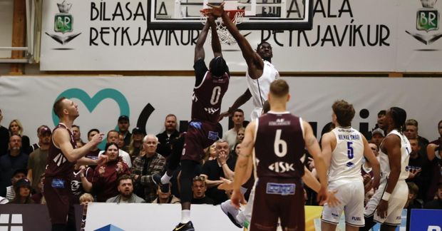 Sadio Doucoure úr Tindastóli og Shaquille Rombley úr Stjörnunni í hörðum slag undir körfunni í …
