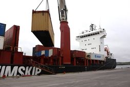 Vegna rekstrarstöðvunar kísilvers PCC við Húsavík hefur Eimskip hætt strandsiglingum til Vestfjarða og Norðurlands.
