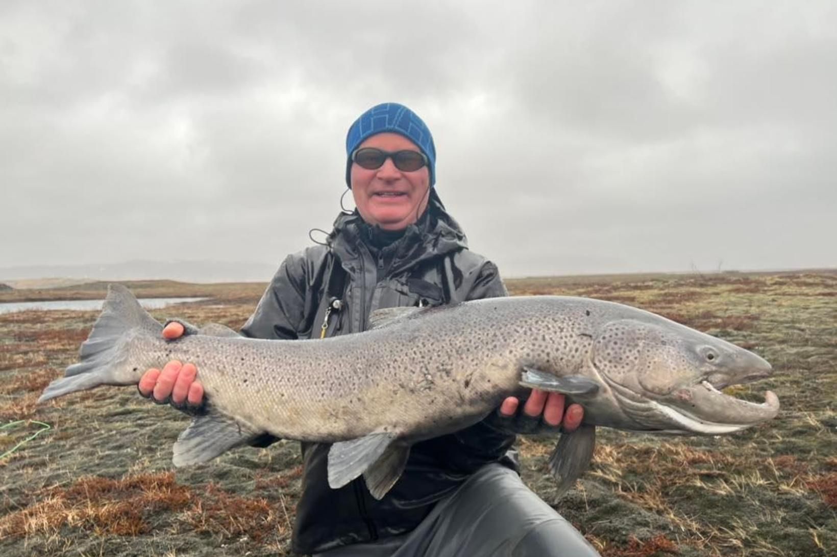 Hafþór Hallsson með hænginn stóra sem hann veiddi í Tungulæk …