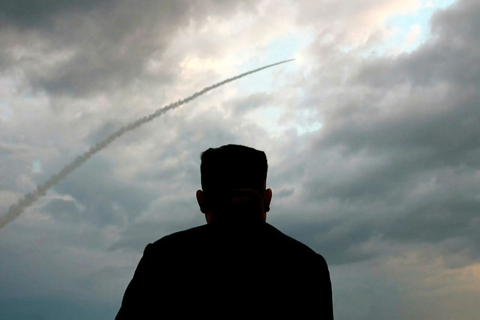 Kim Jong-un, leiðtogi Norður-Kóreu, sést hér fylgjast með eldflaugaskoti í …
