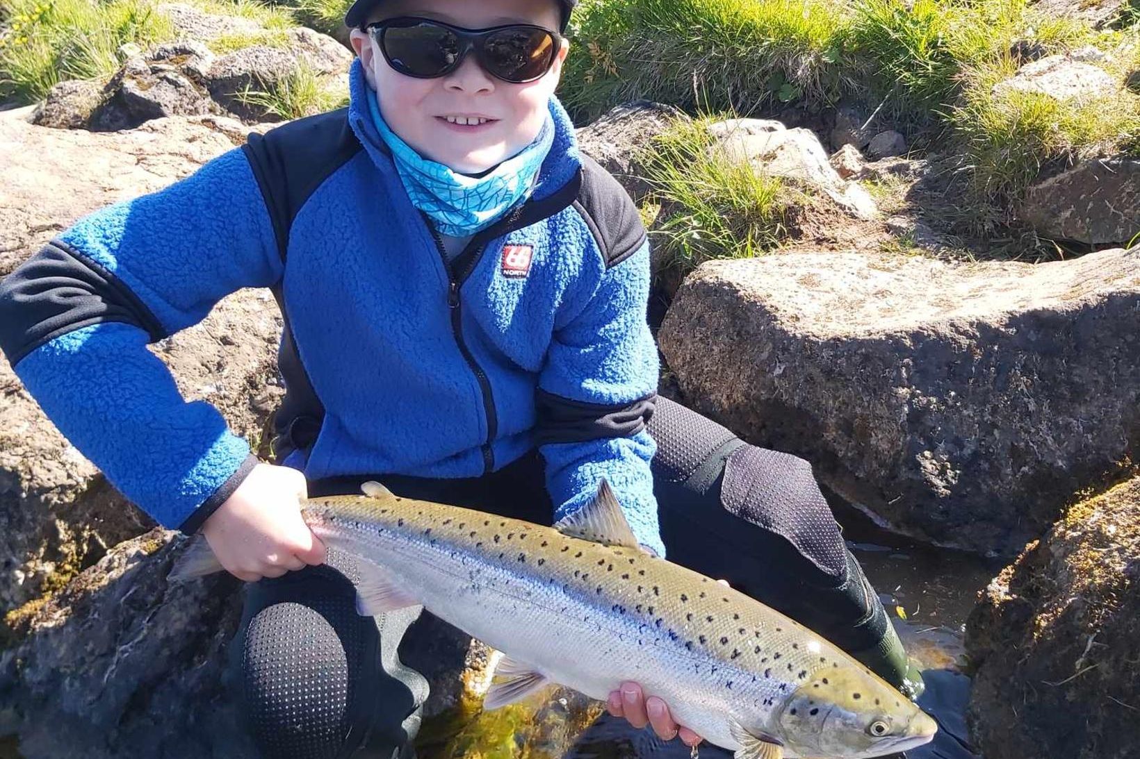 Heiðar Orri Ingvarsson, níu ára með lúsuga hrygnu sem hann …