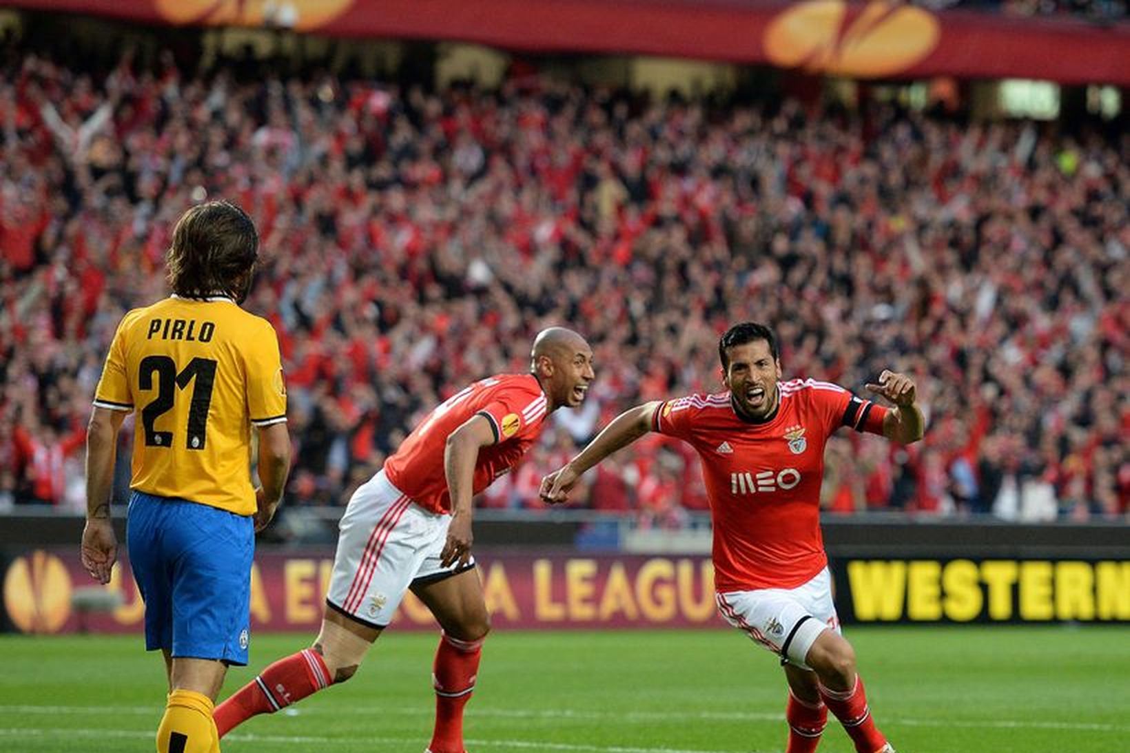 Ezequiel Garay fagnar eftir að hafa komið Benfica yfir gegn …