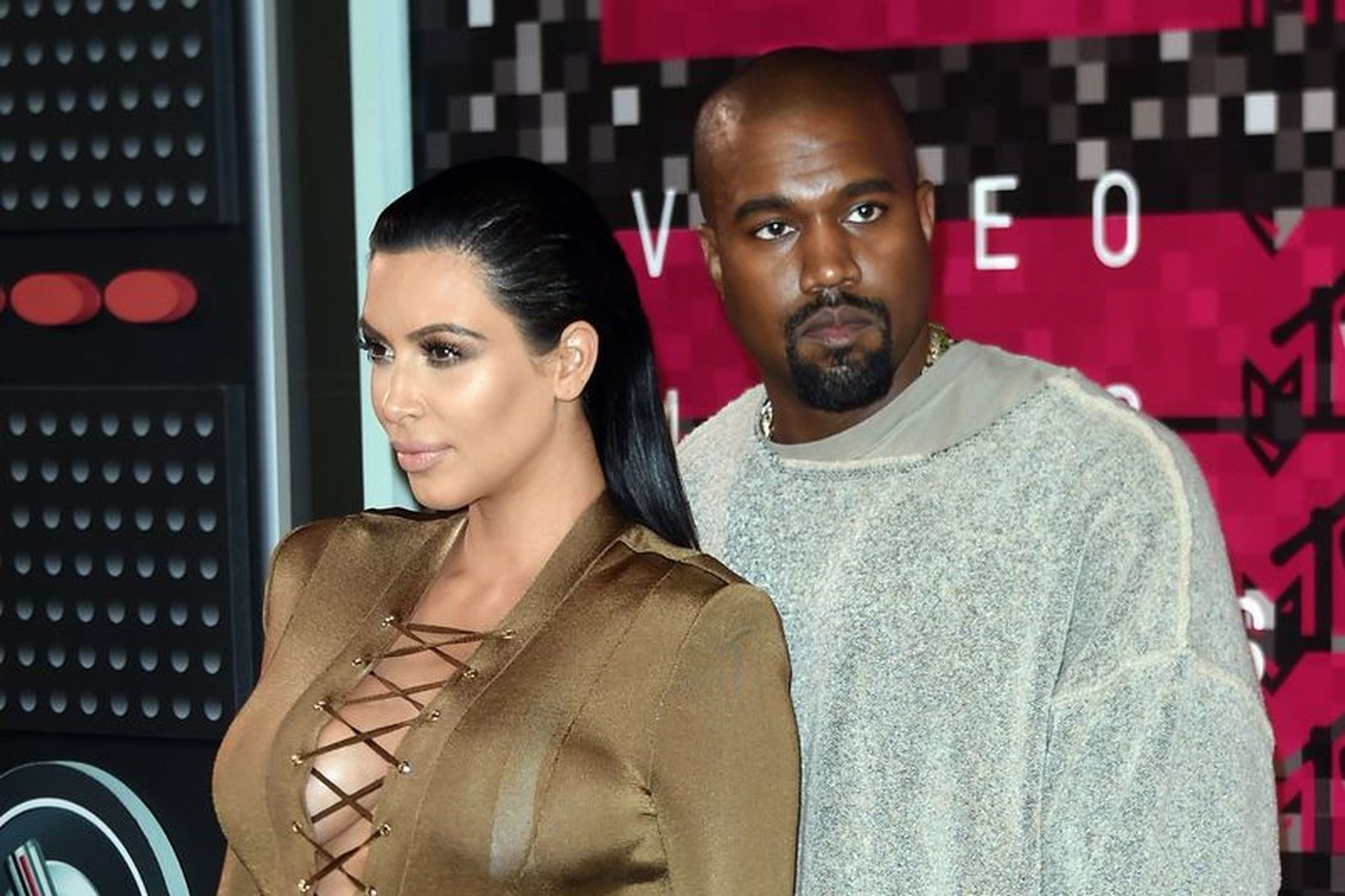 Kim Kardashian og eiginmaður hennar Kanye West hafa frumsýnt soninn.