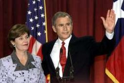 George W. Bush og eiginkona hans, Laura, fögnuðu sigri í forsetakosningunum í nótt, eftir að …