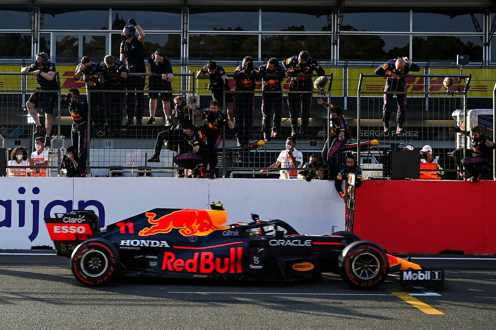 Liðsmenn Red Bull fagna Sergio Perez á endamarkinu í Bakú.