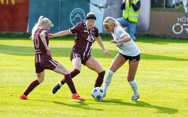Hrafnhildur Salka Pálmadóttir og Katherine Pettet sækja að Ídu Marín Hermannsdóttur í kvöld.