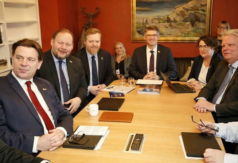 MPs seated at the table, from left: Karl Gauti Hjaltason, Bergþór Ólason, Sigmundur Davíð Gunnlaugsson, Gunnar Bragi Sveinsson, Anna Kolbrún Árnadóttir and Ólafur Ísleifsson.