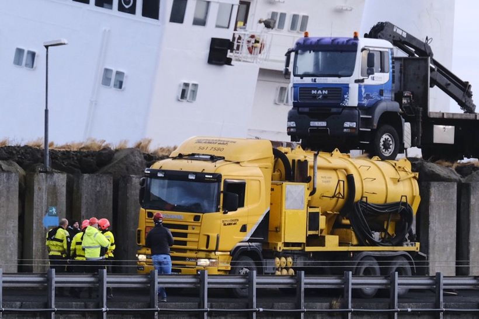 Fjölmennt hefur verið við höfnina í Helguvík allt frá því …