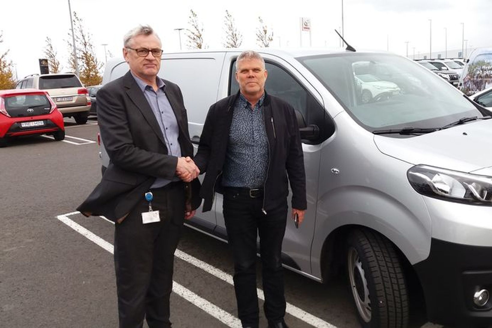 Páll Þorsteinsson, upplýsingafulltrúi Toyota á Íslandi (til vinstri), og Bjarni …