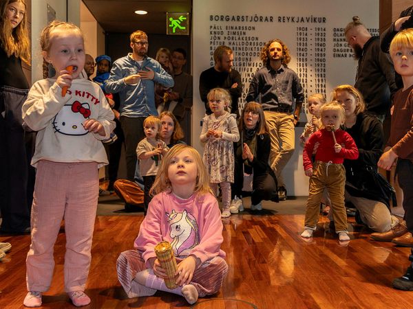 Parents from two kindergartens in the capital area gathered in large numbers at the town hall to draw attention to their situation.