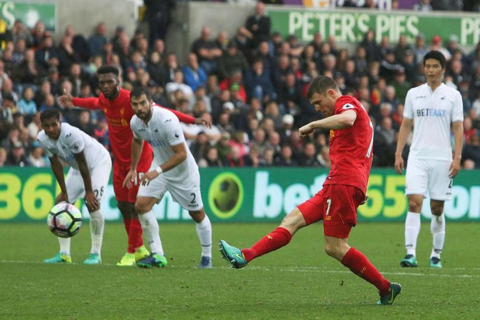James Milner, leikmaður Liverpool, skorar úr vítaspyrnu gegn Swansea City í dag.