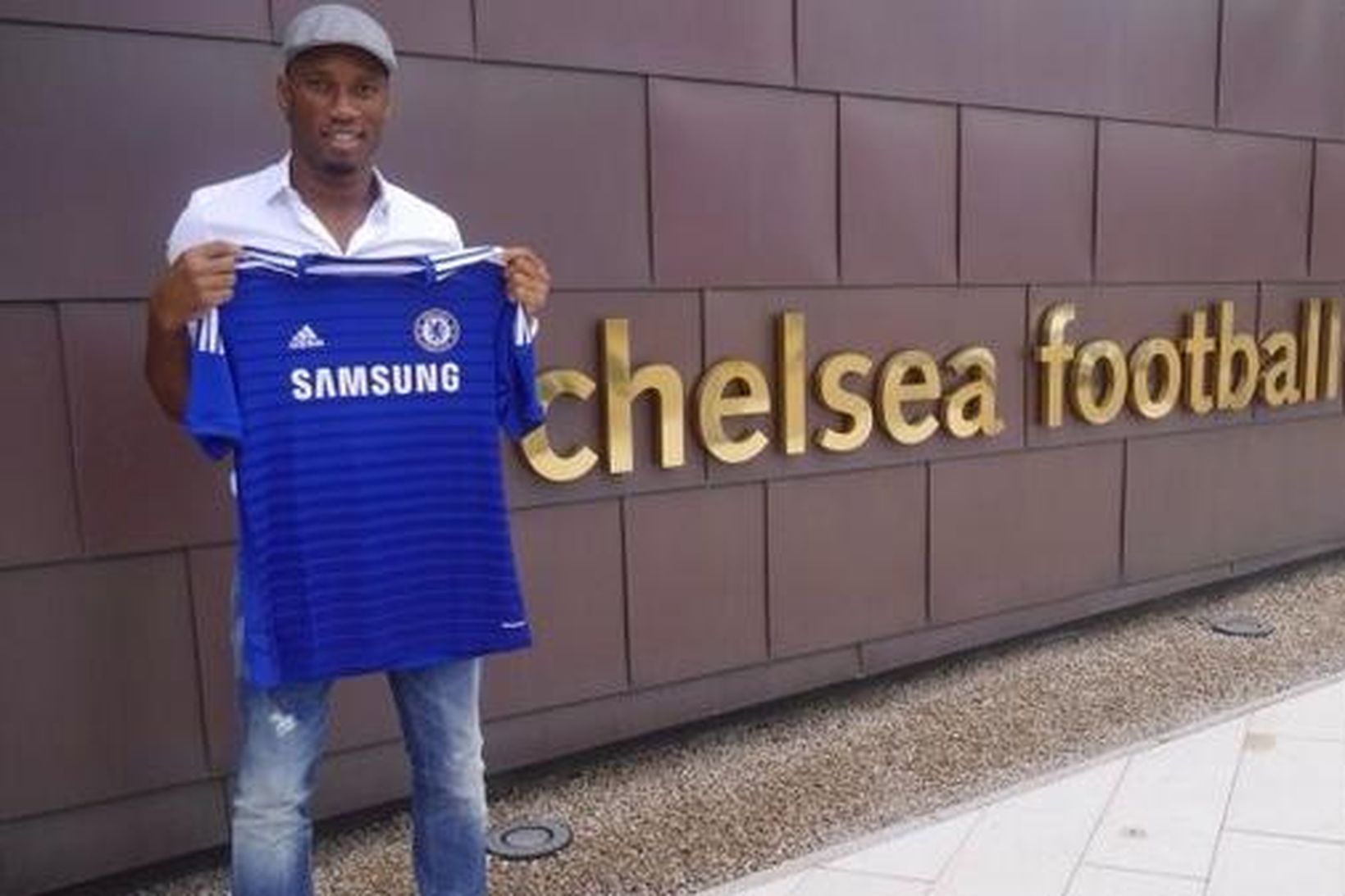 Didier Drogba með treyju Chelsea í dag.