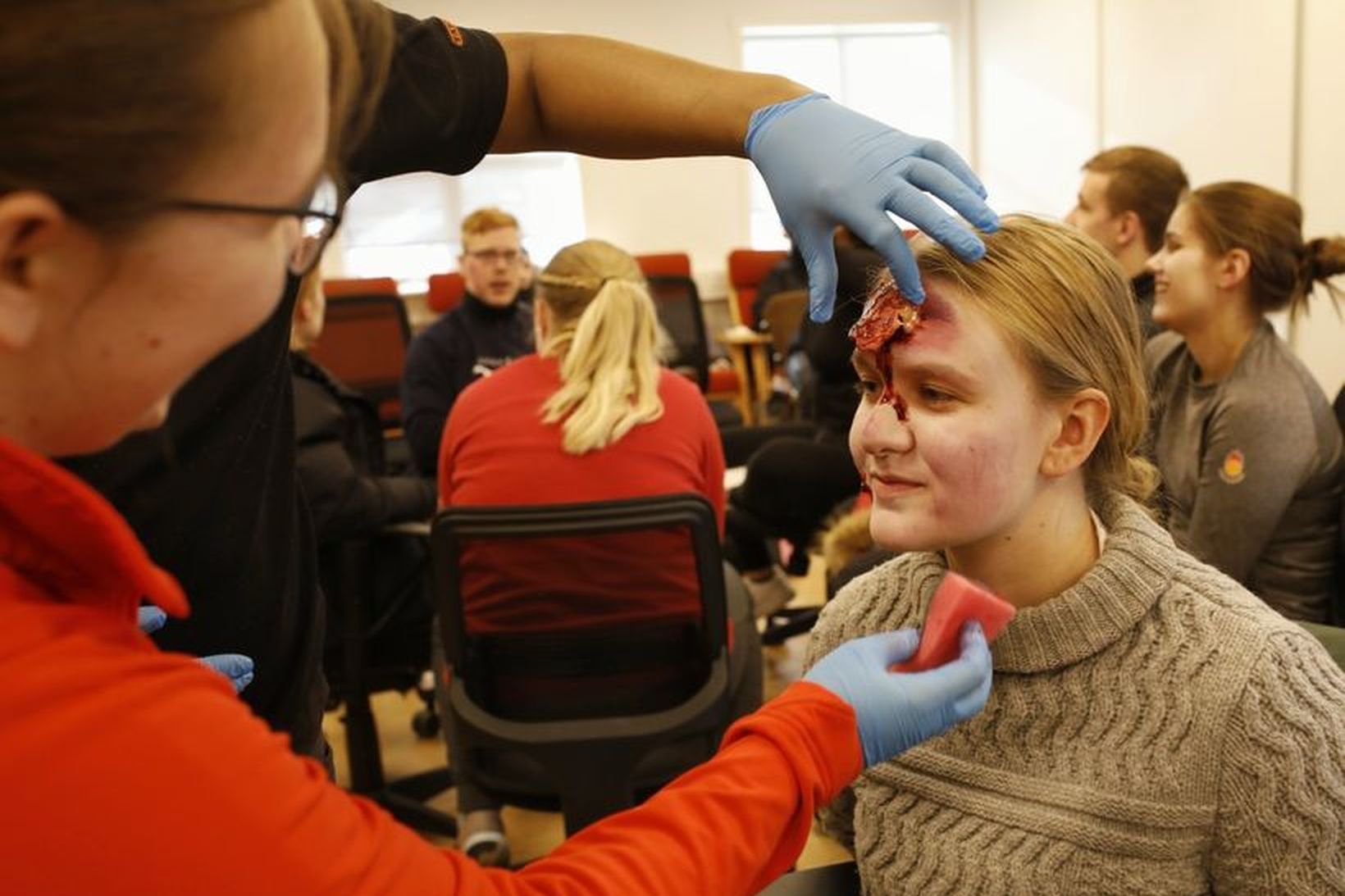 Þó sárið á þessum læknanema sé raunverulegt er til allrar …