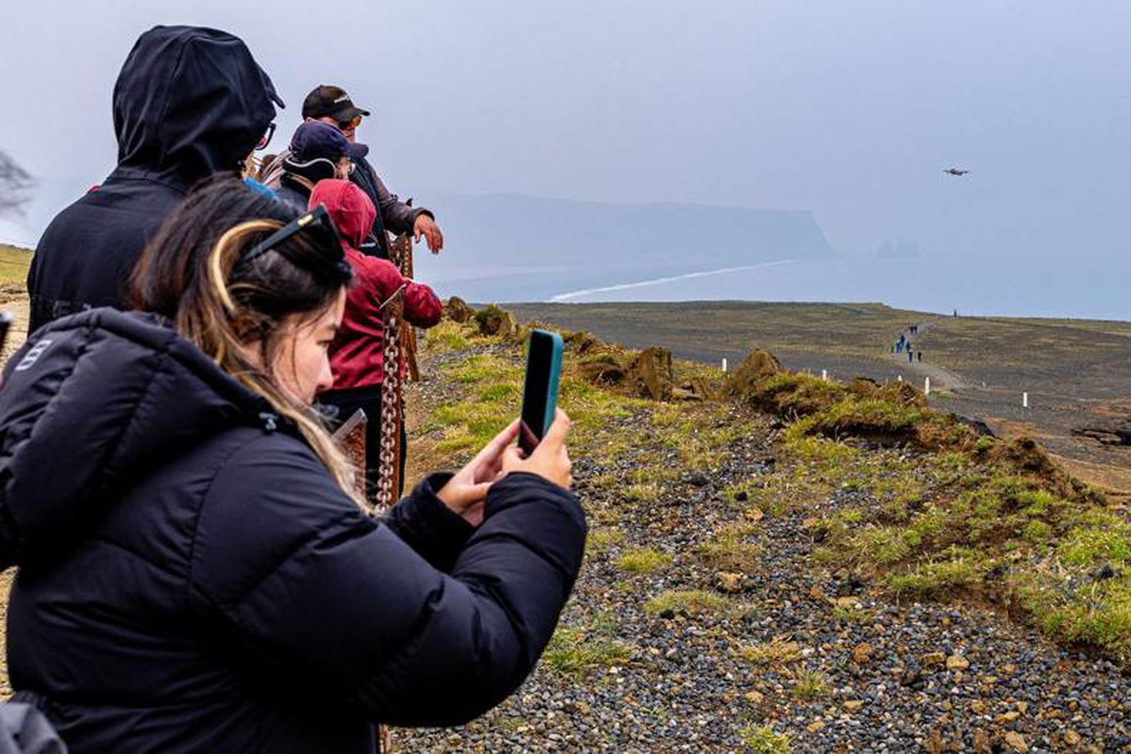 Ferðamaður sendir dróna til að taka myndir yfir Dyrhólaey. Nú …