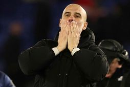 Pep Guardiola ánægður eftir sigurinn á Leicester City í gær.