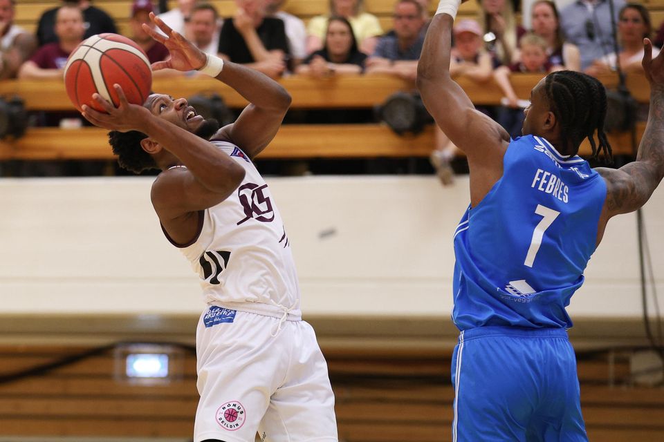 Dedrick Basile og Jase Febres eigast við.