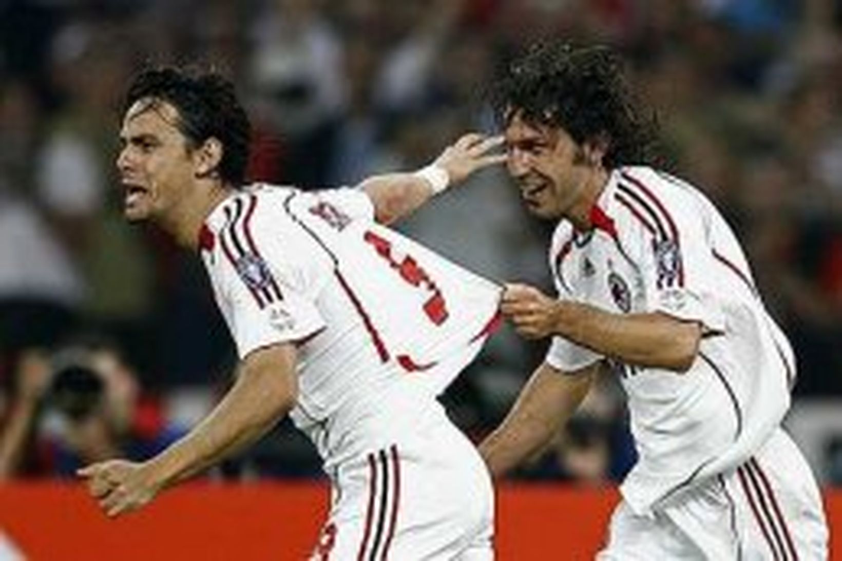 Filippo Inzaghi og Andra Pirlo fagna fyrra marki AC Milan …