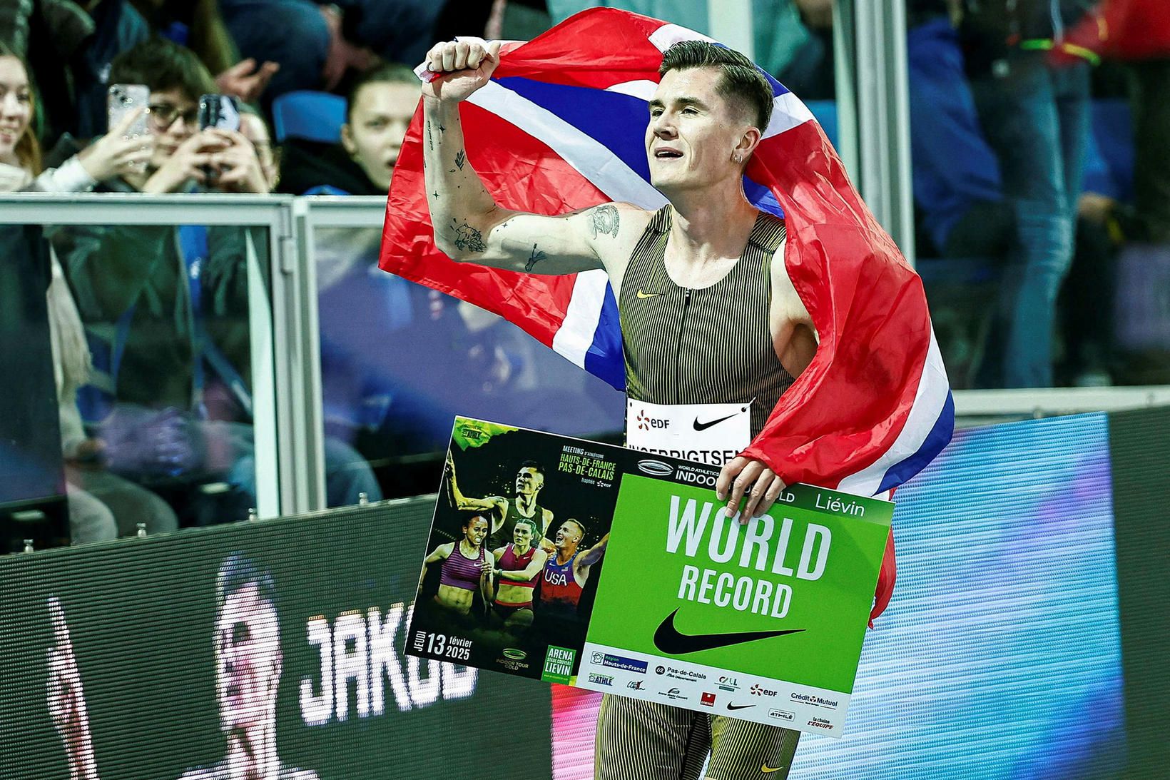 Jakob Ingebrigtsen fagnar heimsmeti í gær.