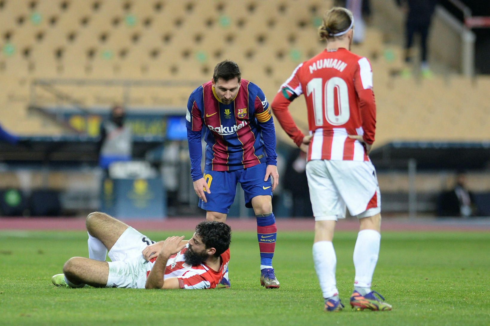 Messi athugar líðan Villalibre áður en hann sá rautt.