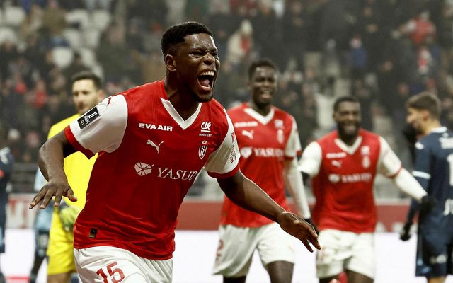 Marshall Munetsi fagnar marki fyrir Reims í Frakklandi í vetur.