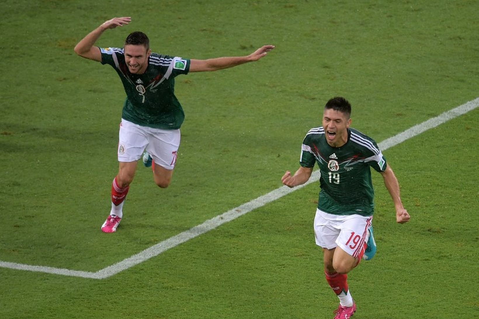 Oribe Peralta fagnar markinu en Miguel Layun kemur í humátt …