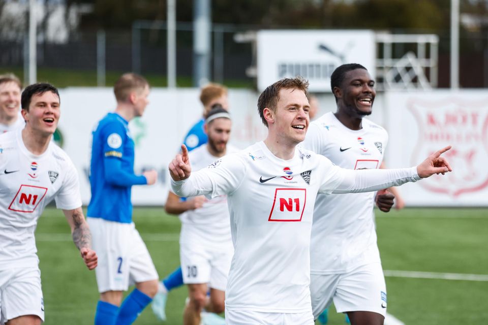 Bjarki Björn Gunnarsson fagnar glæsta marki sínu.
