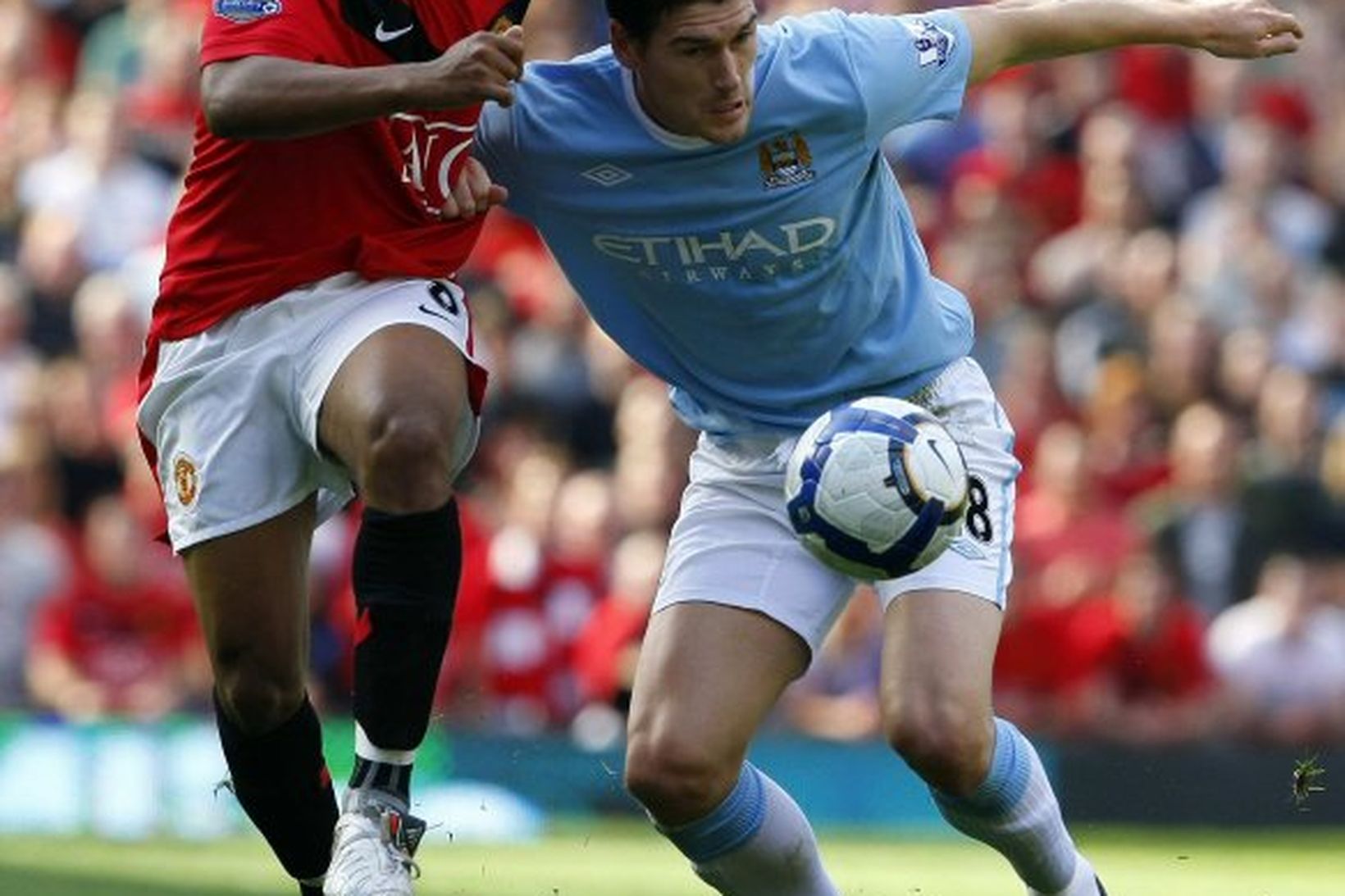 Anderson og Gareth Barry eigast við í leiknum í dag.