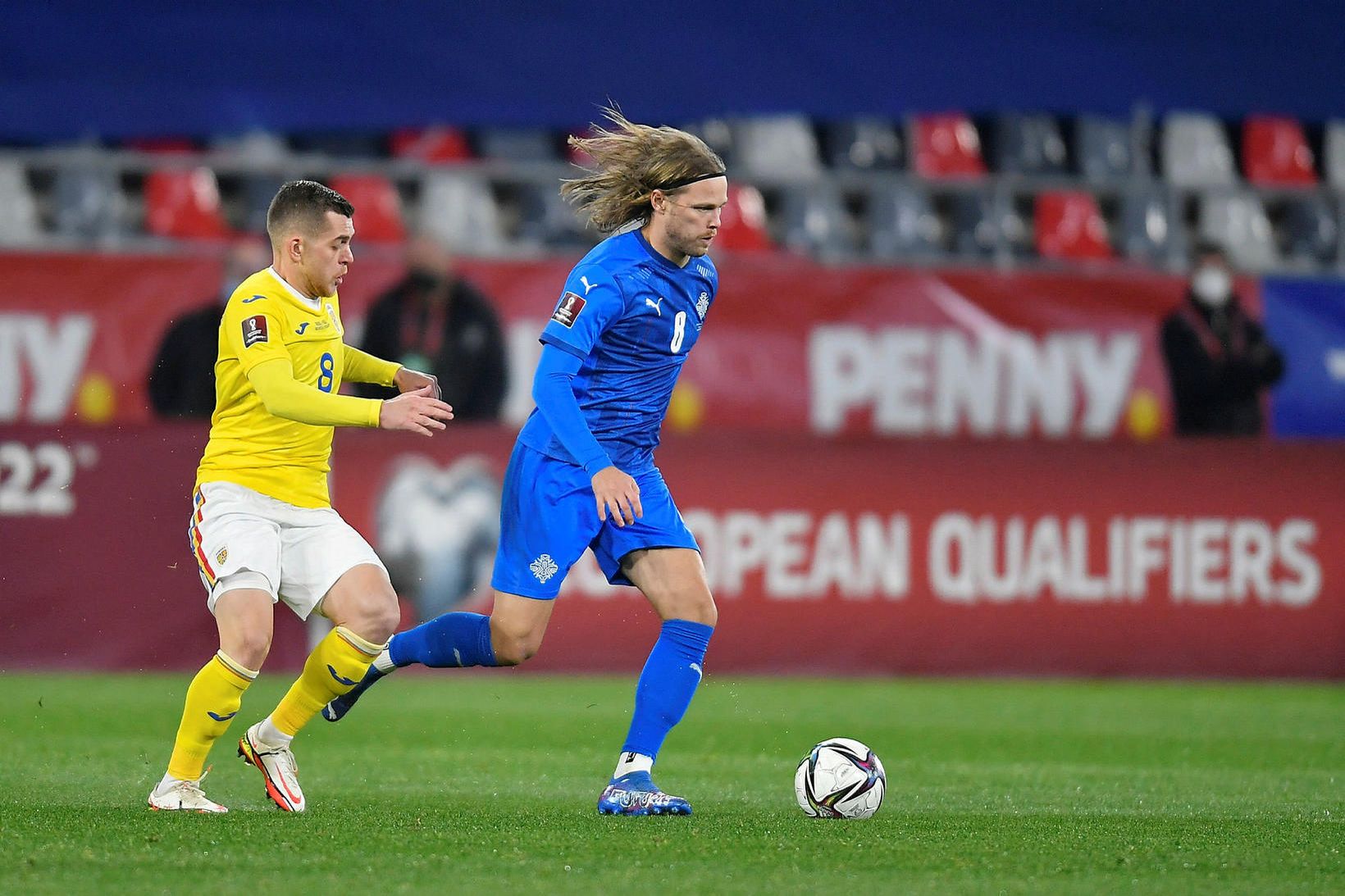 Birkir Bjarnason slær landsleikjamet karla í dag.