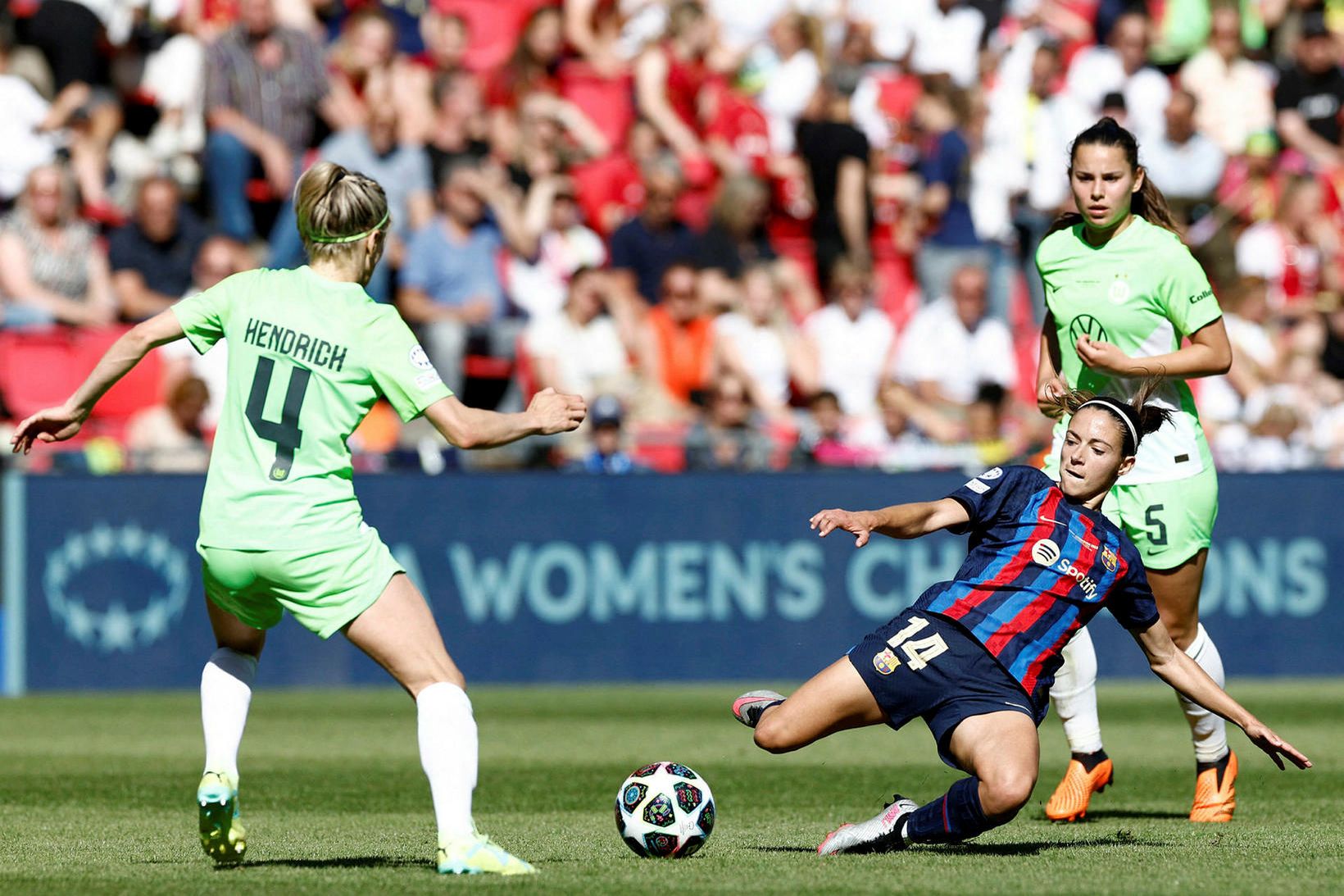 Aitana Bonmatí í baráttu um boltann í úrslitaleiknum gegn Wolfsburg.