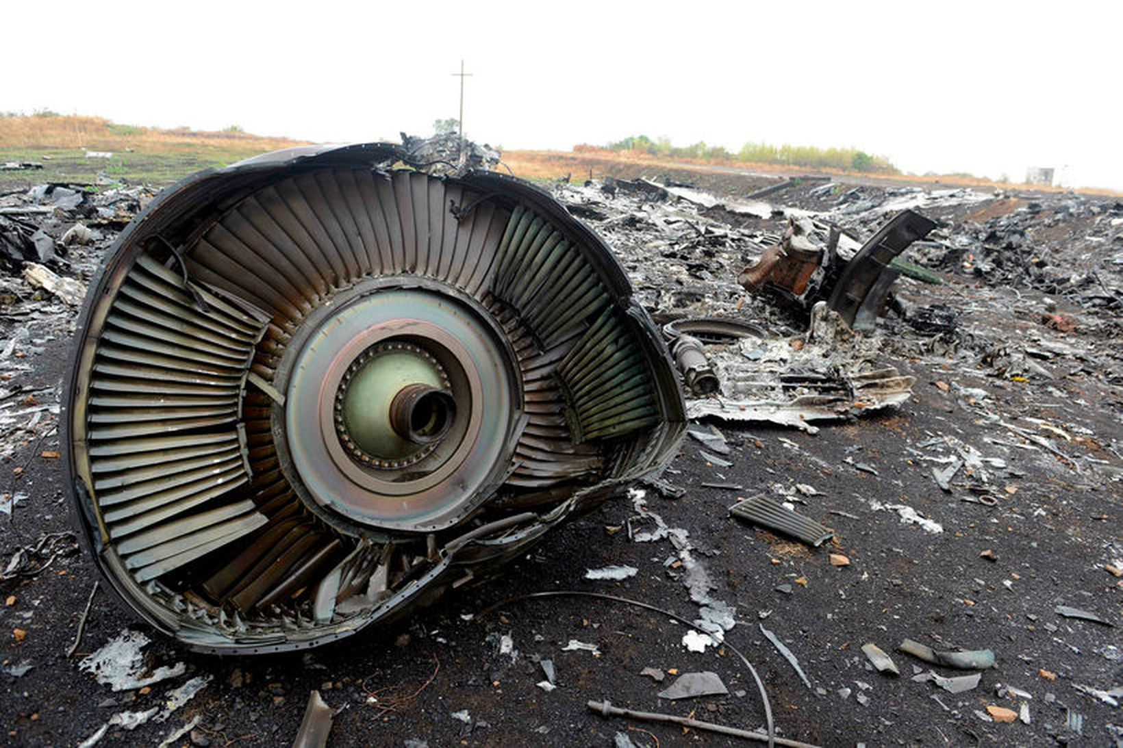 Farþegaþota Malaysia Airlines MH17 rifnaði í sundur yfir lofthelgi Úkraínu …
