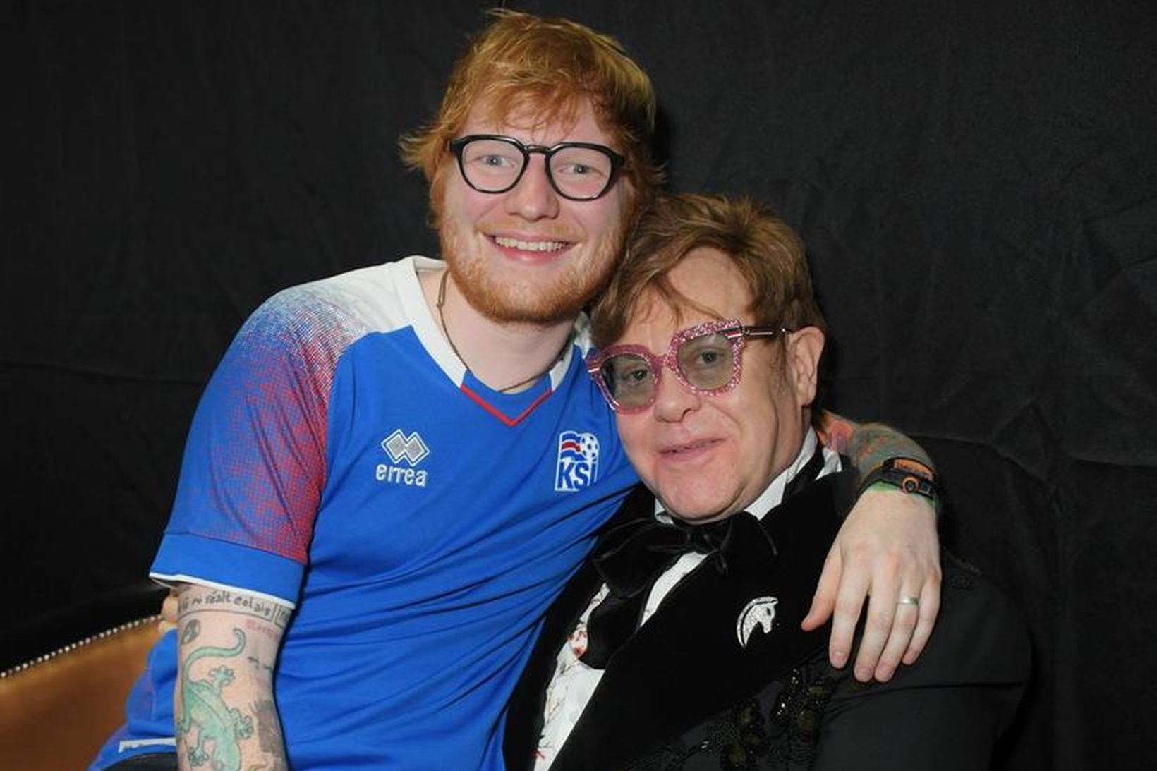 Ed Sheeran í íslensku landsliðstreyjunni ásamt Sir Elton John.