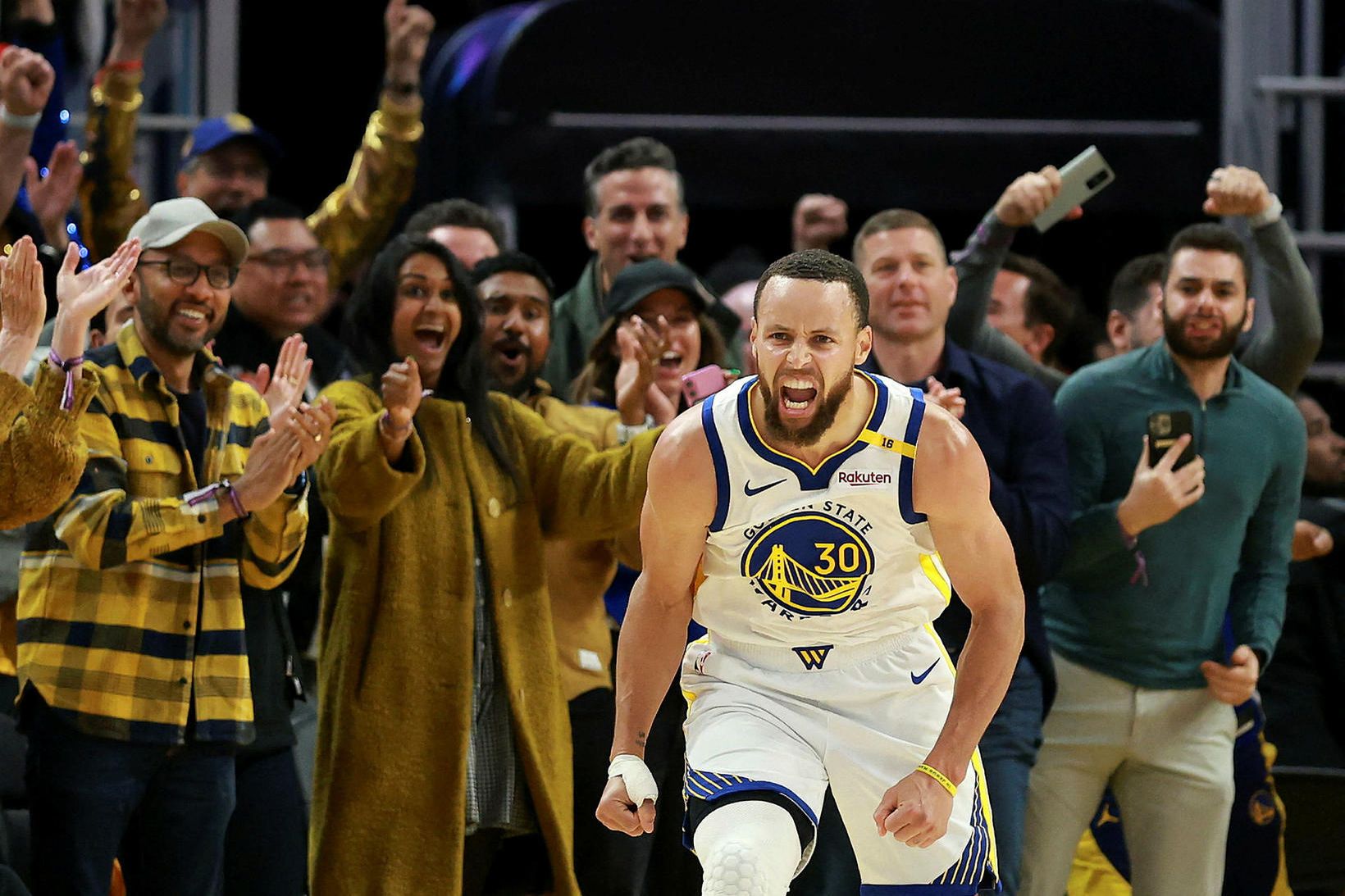 Steph Curry fór hamförum á lokamínútum leiksins.