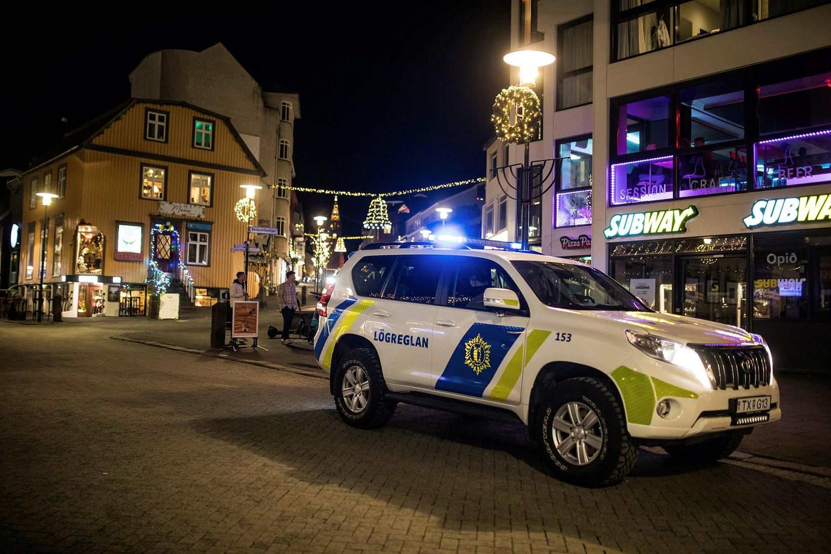 Lögreglu var tilkynnt um innbrot og þjófnað í miðbænum í …