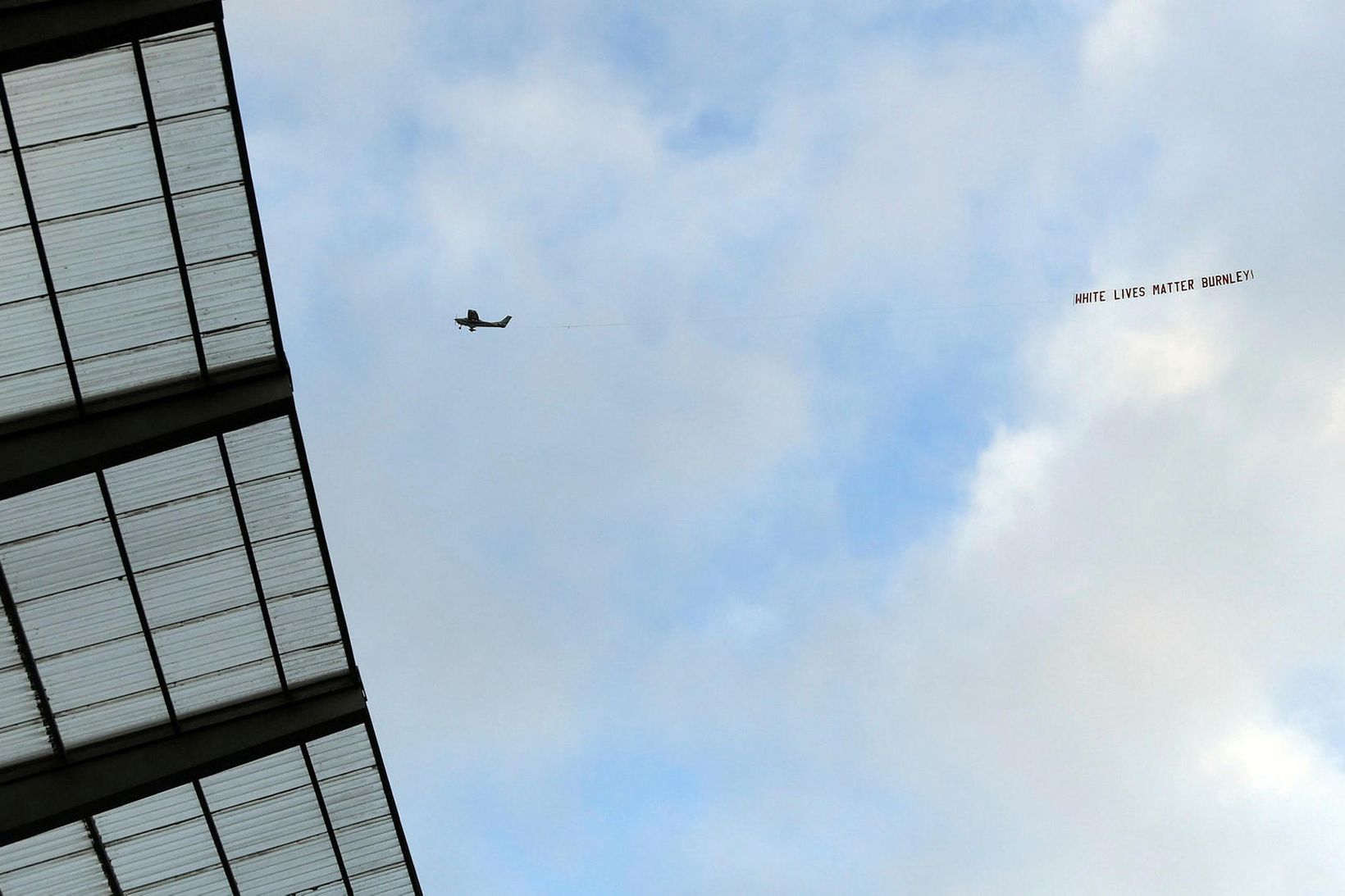 Flugvélin flýgur yfir Etihad-völlinn með skilaboðin.