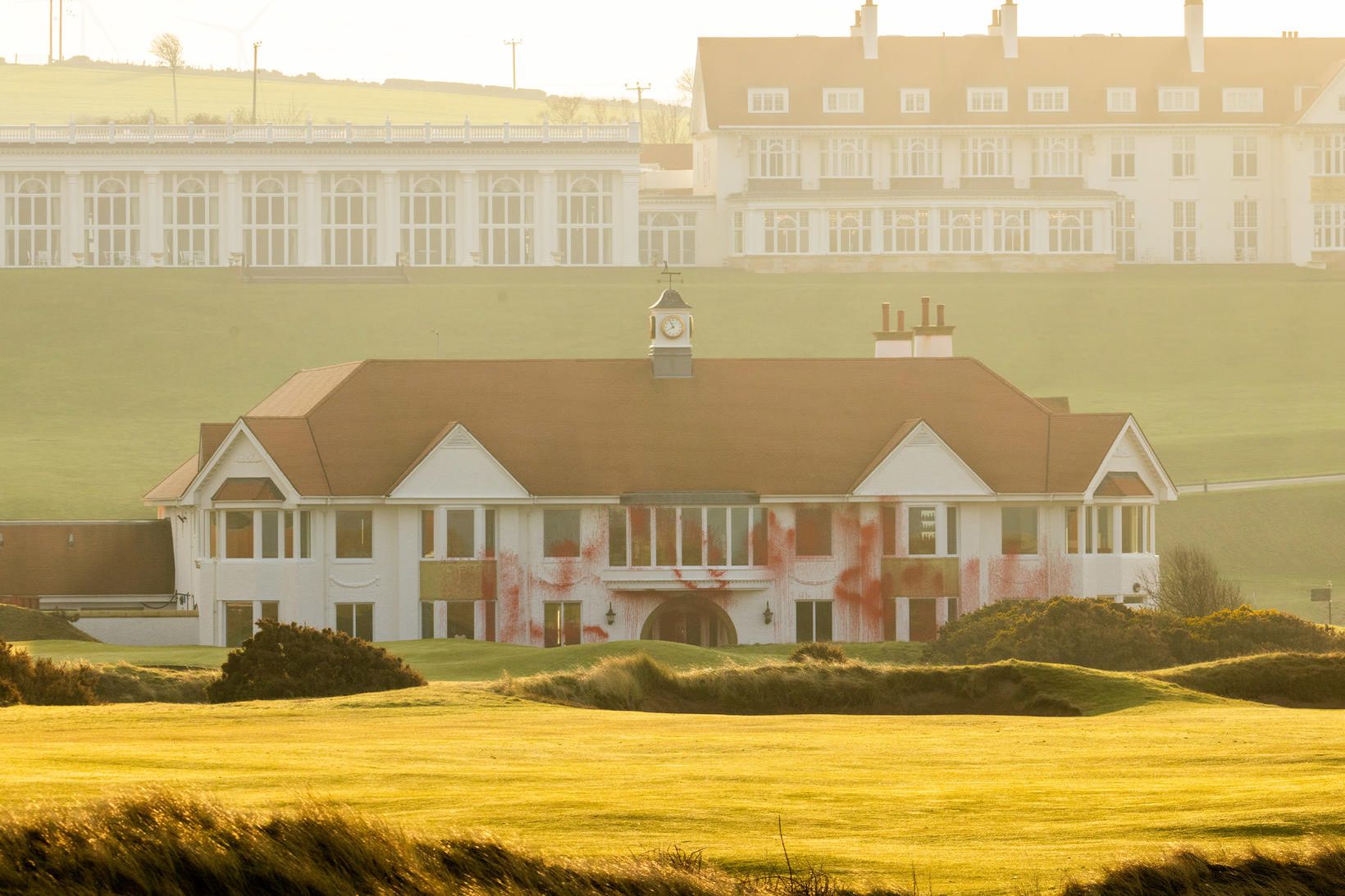 Rauðri málningu var slett á byggingu á Turnberry–gólfvellinum.