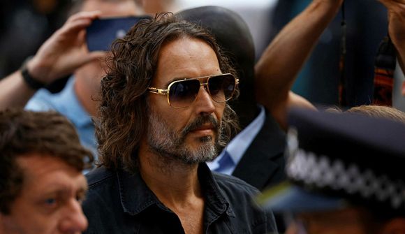 Russel Brand kom fyrir dóm
