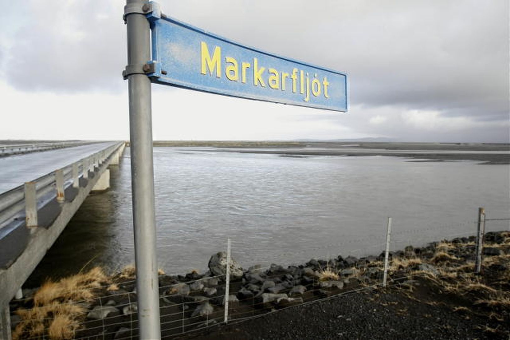 Vatnsborð er farið hækka við Markarfljótsbrú.