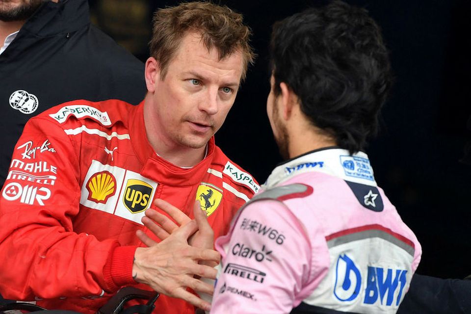 Kimi Räikkönen (t.v.) óskar Sergio Perez á Force India til hamingju með þriðja sætið.