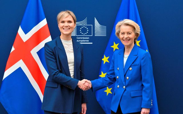 Forseti framkvæmdastjórnar Evrópusambandsins, Ursula von der Leyen (t.h.) og Kristrún Frostadóttir forsætisráðherra.